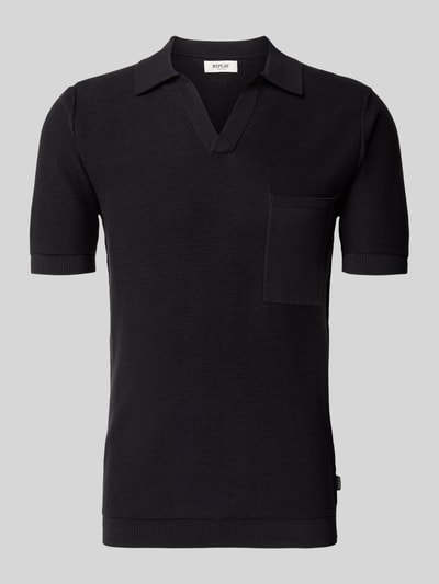 Produktfoto, Slim Fit Poloshirt in Strick-Optik von Replay in Schwarz, reine Baumwolle, V-Ausschnitt, Umlegekragen, Brusttasche, gerippte Abschlüsse, Label-Detail, Rückenlänge 69 cm bei Größe M