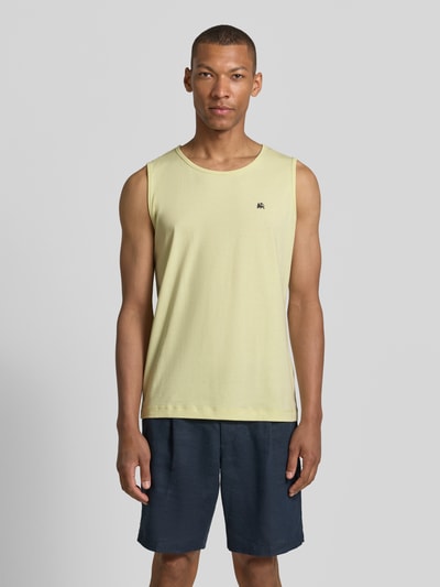 Männermodel trägt Tanktop mit Rundhalsausschnitt und Logo-Print von Lerros in Hellgelb aus Reine Baumwolle, Regular-Fit, Rückenlänge 69 cm, Ganzkörperansicht von vorne.