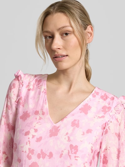Frauenmodel trägt Maxikleid aus Viskose-Mix von mbyM, Floraler-Print, Halbarm, Rüschenbesatz, Taillierte Passform, Nahaufnahme Oberkörper.