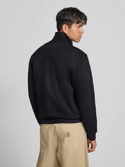 Männermodel trägt Regular Fit Sweatshirt mit Baumwoll-Anteil Modell 'Bradley' von JACK & JONES in Schwarz, Material-Mix, Ganzkörperansicht Rückansicht