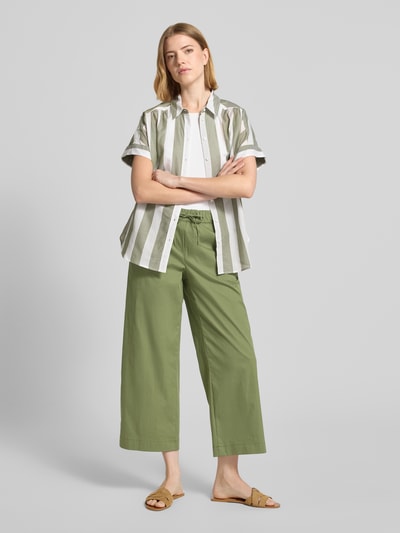 Kobiece model prezentuje Regular Fit Culotte aus Baumwoll-Mix von Brax, efekt: jednolity kolor, krój regular fit, długość: krój krótki, ściągacz, materiał: mieszanka bawełny; całopostaciowe ujęcie z przodu.