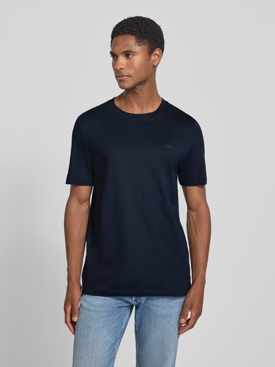 Männermodel trägt Regular Fit T-Shirt aus reiner Baumwolle von s.Oliver RED LABEL in Dunkelblau, kombiniert mit Jeans, Ganzkörperansicht von vorne