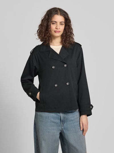 Frauenmodel trägt Regular Fit Trenchcoat-Jacke mit Reverskragen Modell 'HANNAH' von Only, unifarben, doppelreihige Knöpfe, Ganzkörperansicht von vorne.