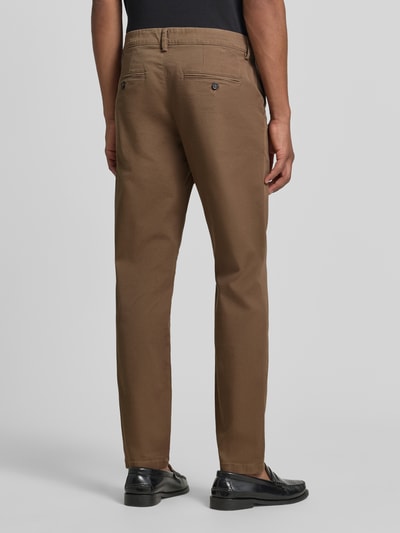 Männermodel trägt braune Slim Fit Chino aus Baumwoll-Mix Modell 'GABARDINE' von Selected, mattes Finish, Herren Chino, Ganzkörperansicht Rückansicht
