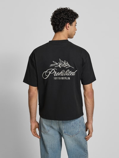 Männermodel trägt T-Shirt mit Label-Stitchings und Rundhalsausschnitt von PROHIBITED, schwarze Reine Baumwolle, Regular-Fit, Rückenlänge 65 cm, Ganzkörperansicht Rückansicht