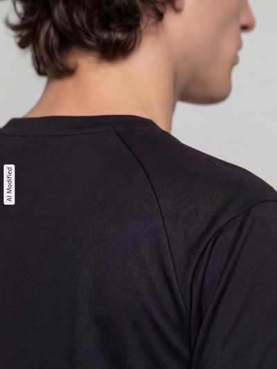 Mężczyznamodel nosi czarny t-shirt z gładkiej bawełny, model 'PUMATECH Essentials Tee' od PUMA, Męski t-shirt, detaliczne ujęcie pleców.