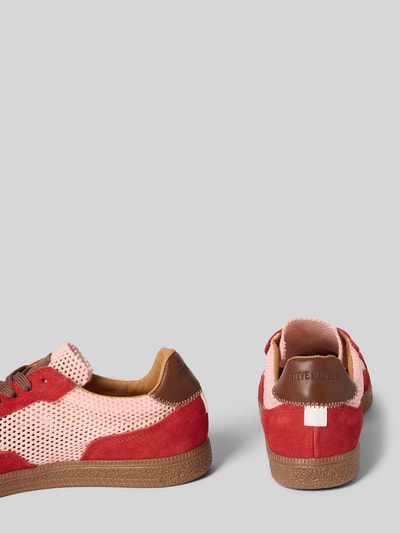 Produktfoto, Sneaker aus Leder mit Schnürung Modell 'Estella' von Steve Madden in Rot und Rosa, abgerundete Spitze, Gummisohle, strukturierte Oberfläche, 2 cm Absatzhöhe, 7 cm Schafthöhe und Schaftweite bei Größe 40.