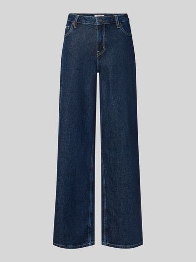 Produktfoto, Wide Fit Jeans mit Logo-Patch von GUESS in Dunkelblau mit 5-Pocket-Design, sichtbare Textur und Kontrastnähten, Frontansicht.