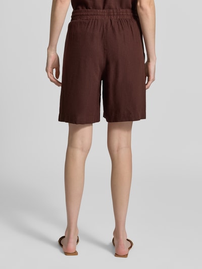 Frauenmodel trägt Leinenshorts mit elastischem Bund Modell 'Lava' von FREE/QUENT, Braun, Leinen-Mix, Loose-Fit, Kordelzug, Eingrifftaschen, Ganzkörperansicht Rückansicht.