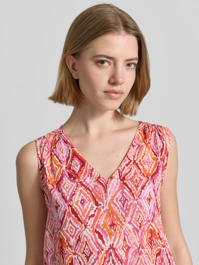 Kobiece modelka nosi Loose Fit Top aus reiner Viskose Modell 'EASY JOY' od Vero Moda, kolorowy wzór allover, dekolt V, bez rękawów, materiał: czysta wiskoza, zbliżenie górnej części ciała