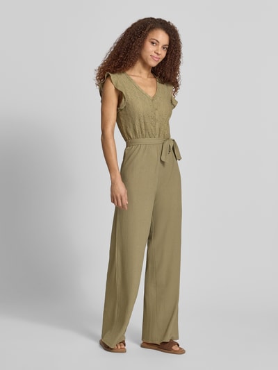 Vrouwenmodel draagt Regular Fit Jumpsuit met Lochstickerei model 'LELISA' van Only, look: effen, met riemlussen en strikceintuur, ajourwerk, V-hals, korte knoopsluiting, kapmouwen, regular fit pasvorm, effen kleuren, geheel lichaamsaanzicht van voren