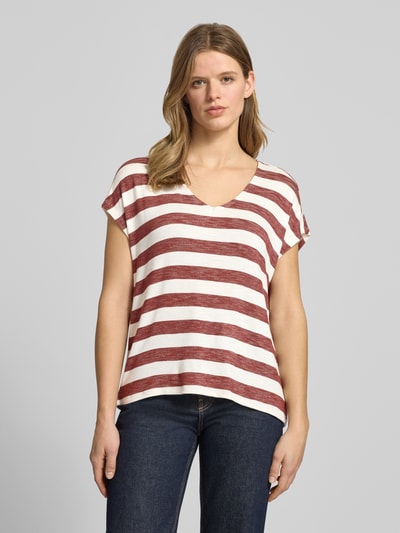 Frauenmodel trägt Regular Fit T-Shirt aus Viskose-Mix Modell 'LIRA' von Only, rot-weiß gestreift, V-Ausschnitt, Feinripp, Ganzkörperansicht von vorne.