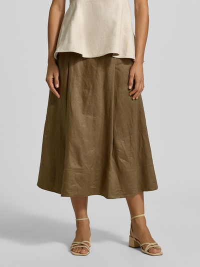 Frauenmodel trägt Midi-Rock aus reinem Leinen von Tommy Hilfiger in Braun, unifarben, ausgestellte Passform, Nahaufnahme Unterkörper.