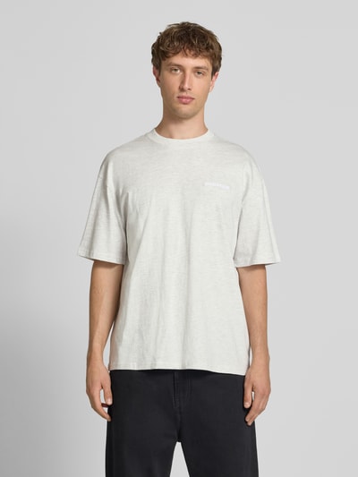 Männermodel trägt Oversized T-Shirt mit Label-Stitching von Pegador aus Baumwoll-Mix, hellgrau, Rundhalsausschnitt, Herren T-Shirt, Rückenlänge 70 cm, Größe M, Ganzkörperansicht von vorne.