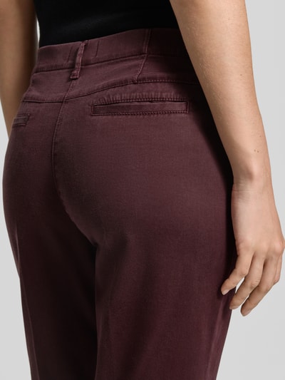 Vrouwenmodel draagt Super Slim Fit smalle broek uit mix van katoen en lyocell model 'LORELLA' van Raphaela By Brax in bordeaux, detailopname, Dames smalle broek van Raphaela By Brax