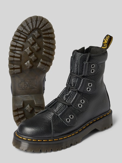 Produktfoto, botki sznurowane 'Schnürboots aus echtem Leder' od Dr. Martens z czarnej naturalnej skóry, zaokrąglony kształt, wiązanie, boczny zamek błyskawiczny, fakturowany wzór, obszycie nitami, szwy w kontrastowym kolorze, detal z logo, profilowana podeszwa, wysokość obcasa 5 cm w rozmiarze 40, wysokość cholewki 17 cm w rozmiarze 40, szerokość cholewki 10 cm w rozmiarze 40.