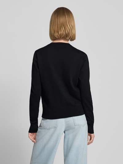 Kobiece modelka nosi czarny kardigan rozpinany Slim Fit Strickjacke aus Baumwoll-Mix od Polo Ralph Lauren, tekstura gładka, widok całej sylwetki z tyłu.