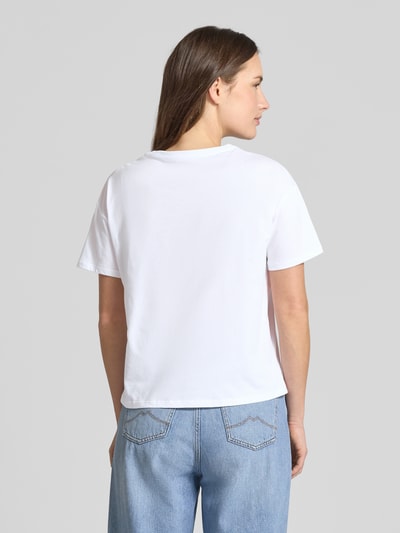 Frauenmodel trägt Regular Fit T-Shirt aus reiner Baumwolle mit Strasssteinbesatz von Liu Jo White in Weiß, kurzärmelig, Rückenansicht.
