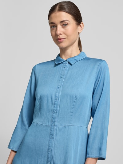 Vrouwenmodel draagt Regular Fit maxi-jurk uit lyocellmix model 'SAVANNA' van YAS, denimlook, met lange mouwen, knoopsluiting, getailleerd, mix van katoen en lyocell, borstwijdte 46 cm, ruglengte 135 cm, mouwlengte 48 cm. Nahaufnahme bovenlichaam.