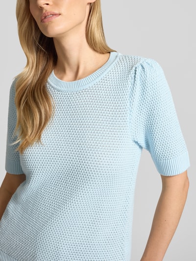 Kobiece model nosi damski t-shirt z bawełny o kroju slim fit, model 'Vidalo' od Vila, imitacja dzianiny, okrągły dekolt, długość tyłu w rozmiarze S: 57 cm, długość rękawów w rozmiarze S: 27 cm, jasnoniebieski kolor, wyraźna struktura, zbliżenie na górną część ciała