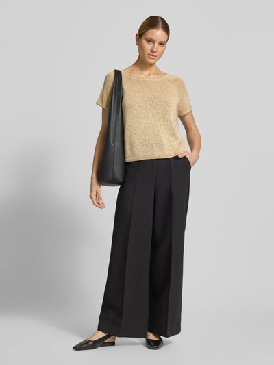 Frauenmodel trägt Relaxed Fit Strickpullover mit kurzem Arm von s.Oliver BLACK LABEL in Melange-Optik, Strick, Rundhals, Kurzarm, Ganzkörperansicht von vorne.