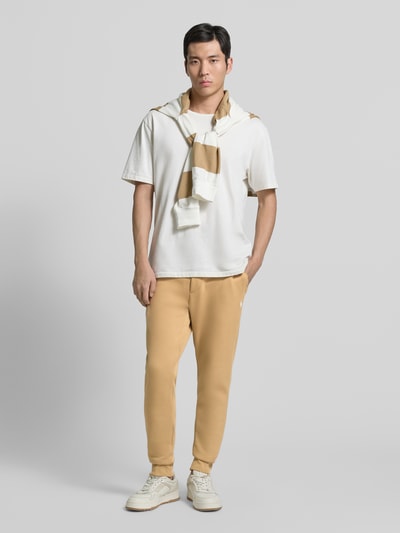 Męski model nosi Regular Fit Sweatpants aus Baumwoll-Mix od Polo Ralph Lauren, jednolity kolor, detal z logo, widok całej sylwetki z przodu.