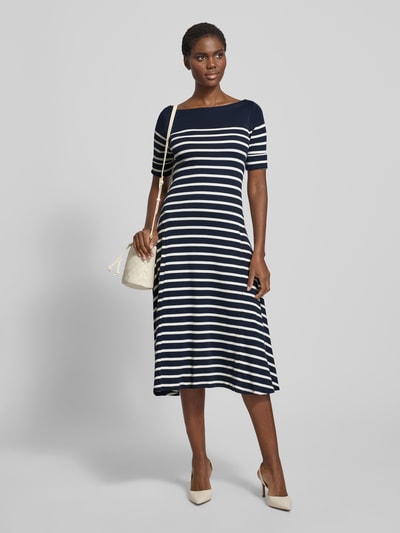 Frauenmodel trägt Midikleid mit U-Boot-Ausschnitt Modell 'MUNZIE' von Lauren Ralph Lauren, A-Linie, navy-weiß gestreift, Ganzkörperansicht von vorne.