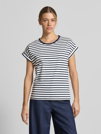 Vrouwenmodel draagt T-shirt met ronde hals model 'RINA' van Soyaconcept, mix van biologisch katoen en elastaan, regular fit, all-over look, ruglengte bij maat S 64 cm, all-over strepen in wit en marineblauw, lichte textuur, vooraanzicht bovenlichaam.