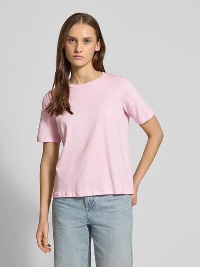 Frauenmodel trägt Regular Fit T-Shirt aus reiner Baumwolle Modell 'ONLY' von ONLY, Optik: unifarben, Rundhals, Kurzarm, Jersey-Material, Ganzkörperansicht von vorne