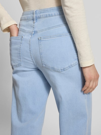 Vrouwenmodel draagt Wide Leg Jeans uit katoenmix model 'MADISON' van ONLY in denimlook, 5-pocketmodel en labelpatch, detailopname achterkant.