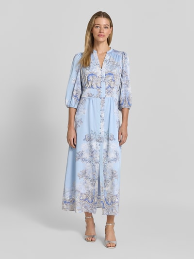 Frauenmodel trägt Maxikleid mit V-Ausschnitt und 3/4-Arm Modell 'Stellar Artist' von Neo Noir in A-Linie, Allover-Look, Ganzkörperansicht von vorne.