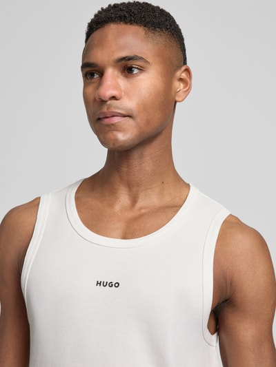 Männermodel trägt Slim Fit Tank Top aus Baumwoll-Mix Modell 'DAPOTA' von HUGO, Optik: Unifarben, Feinripp, Nahaufnahme Oberkörper.
