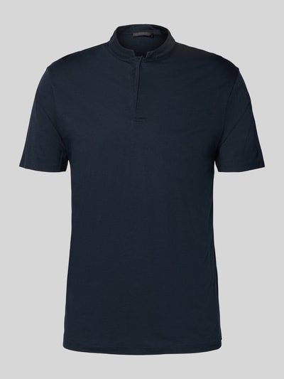 Produktfoto, Slim Fit Poloshirt mit Stehkragen Modell 'LOUIS' von Drykorn aus Baumwoll-Modal-Mix, dunkelblau, glatte Struktur, Rückenlänge 69 cm