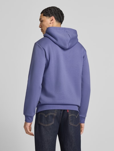Männermodel trägt Regular Fit Hoodie aus Baumwoll-Mix Modell 'CERES' von Only & Sons in Optik: Unifarben, Sweat-Struktur, Ganzkörperansicht Rückansicht.