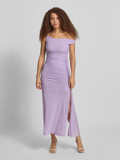 Vrouwenmodel draagt Maxikleid mit Drapierungen Modell 'LAYANA' van Bardot in lila, asymmetrisch design, aansluitende fit, materiaal mix met stretch, gladde textuur, volledige lichaamsaanzicht van voren.