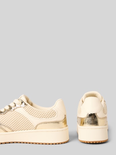 Produktfoto, Sneaker mit Logo-Detail Modell 'Miram' von Guess in Creme und Gold, profilierte Sohle, abgerundete Passform, Schnürverschluss, Damen Sneaker, Absatzhöhe 4 cm, Schafthöhe 7 cm, Schaftweite 6 cm, strukturierte Textur und glatte Metallic-Details.
