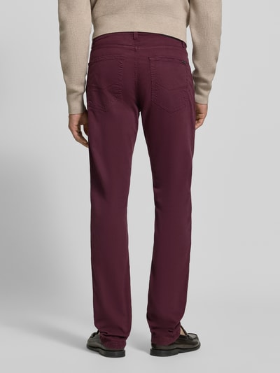 Mężczyzna nosi Straight Fit Jeans aus elastischem Baumwoll-Mix Modell 'Lyon' von Pierre Cardin, mieszanka bawełny, straight fit, 5 kieszeni, szlufki na pasek, zapięcie na guzik i zamek błyskawiczny, szerokość w rozmiarze 32/34: 41 cm, długość wewnętrzna nogawki: 86 cm, widok całej sylwetki z tyłu