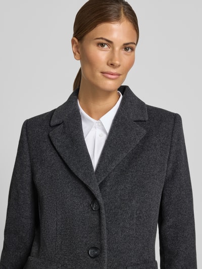 Vrouwenmodel draagt 'Mantel uit wolmix met reverskraag en klepzakken' van FUCHS SCHMITT in donkergrijs met knoopsluiting, straight fit, met wol en kasjmier, reverskraag en klepzakken, ruglengte maat 36: 95 cm, schouderbreedte: 42 cm, borstwijdte: 48 cm, mouwlengte: 66 cm, close-up bovenlichaam.