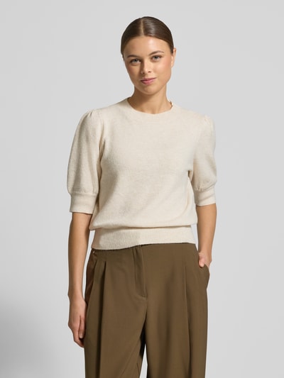 Frauenmodel trägt Regular Fit Strickpullover mit Crew Neck Modell 'DOFFY' von Vero Moda, unifarben, Strickoptik, Nahaufnahme Oberkörper.