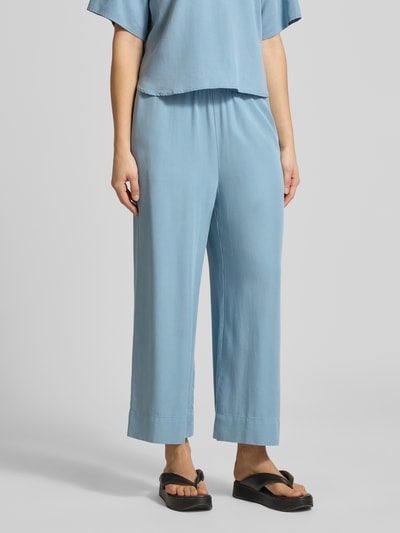 Frauenmodel trägt Weite Hose aus Lyocell von Marc O'Polo Denim, Optik: Unifarben, Regular-Fit, Label-Patch, seitliche Eingrifftaschen, elastischer Bundabschluss, Mid Waist, Material Lyocell, Ganzkörperansicht von vorne.