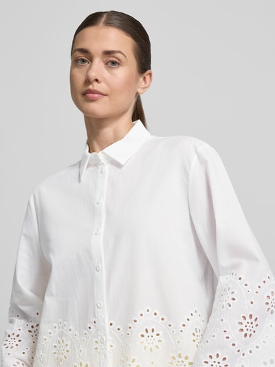 Frauenmodel trägt Regular Fit Bluse mit Lochstickerei von Betty Barclay, reine Baumwolle, weiß, Hemdblusenkragen, Nahaufnahme Oberkörper.
