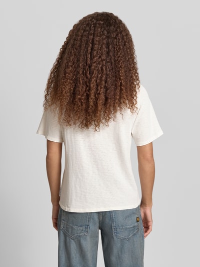 Männermodel trägt Regular Fit T-Shirt aus reiner Baumwolle von Marc O'Polo Denim, Optik: Unifarben, Label-Patch, Rundhals, Jersey, Ganzkörperansicht Rückansicht.