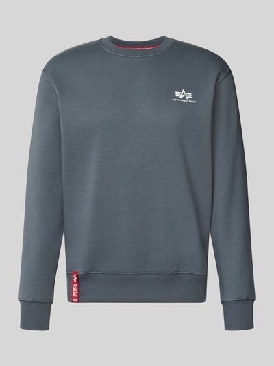 Produktfoto, Sweatshirt mit Label-Details von Alpha Industries, mieszanka bawełny, prosty krój, okrągły dekolt, prążkowane wykończenia, długość tyłu w rozmiarze M: 69 cm, długość rękawów w rozmiarze M: 72 cm