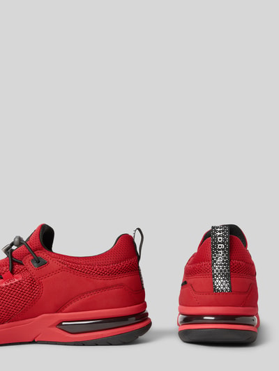 Produktfoto, Sneaker mit Schnürverschluss Modell 'Numbis' von Bugatti in Rot mit Label-Detail, strukturierte Sohle, Herren, abgerundete Spitze, Absatzhöhe 5 cm, Schafthöhe 8 cm, Schaftweite 7 cm.