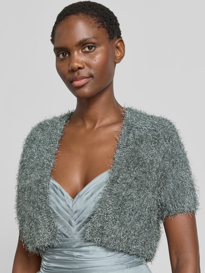 Frauenmodel trägt Cropped Bolero mit 1/2-Arm von V.M., Damen, Straight Fit, Schlupf/offen, Rückenlänge 41 cm bei Größe S, Nahaufnahme Oberkörper.