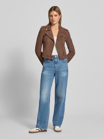 Vrouwenmodel draagt Wide Leg Jeans im Used-Look van Lanius, mix van katoen en elastaan, steekzakken, wide leg, denimblauw, ganzekörperansicht von vorne.