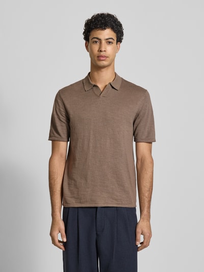 Männermodel trägt Slim Fit Poloshirt in Strick-Optik Modell 'Kane' von JACK & JONES aus reiner Baumwolle, Kurzärmelig, Polokragen, Ganzkörperansicht von vorne