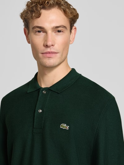 Männermodel trägt Regular Fit poloshirt aus puur katoen van Lacoste in donkergroen met gebreide textuur, Nahaufnahme Oberkörper, Heren poloshirt van Lacoste