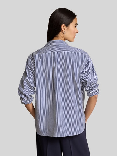 Frauenmodel trägt Slim Fit Hemdbluse aus reiner Baumwolle von Polo Ralph Lauren, Optik: gestreift, Logo-Detail, Ganzkörperansicht Rückansicht.
