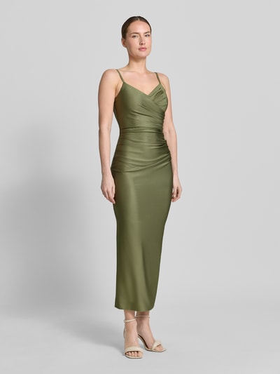 Frauenmodel trägt Cocktailkleid mit Spaghettiträgern und V-Ausschnitt von TROYDEN COLLECTION, Satin, körpernaher-Schnitt, Midikleid, Ganzkörperansicht von vorne.